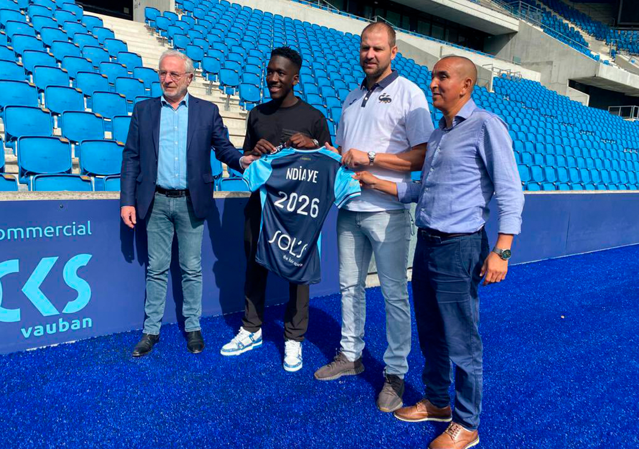 Rassoul Ndiaye (ici, en compagnie du président Jean-Michel Roussier, du directeur sportif Mathieu Bodmer et de son adjoint Mohamed El Kharraze) s'est engagé jusqu'en 2026 avec le HAC. ©HAC