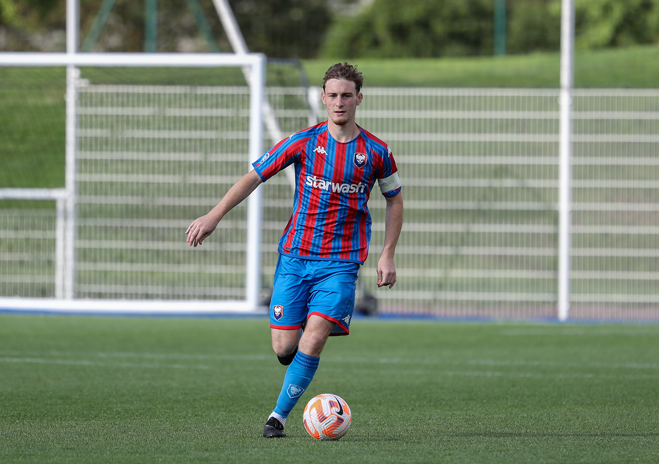 Succédant à Dieudonné Gauche et Mario Fortunato, Robin Verhaeghe portera cette saison le brassard de capitaine de la réserve du Stade Malherbe. ©Damien Deslandes