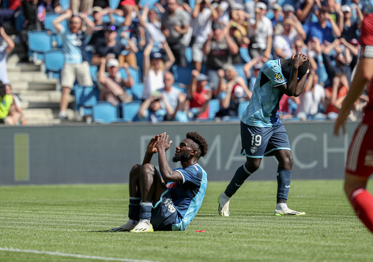 Issa Soumaré et Rassoul Ndiaye n'en reviennent pas. Juste avant la pause, les deux Havrais se sont procurés chacun une opportunité énorme d'égaliser. ©Damien Deslandes