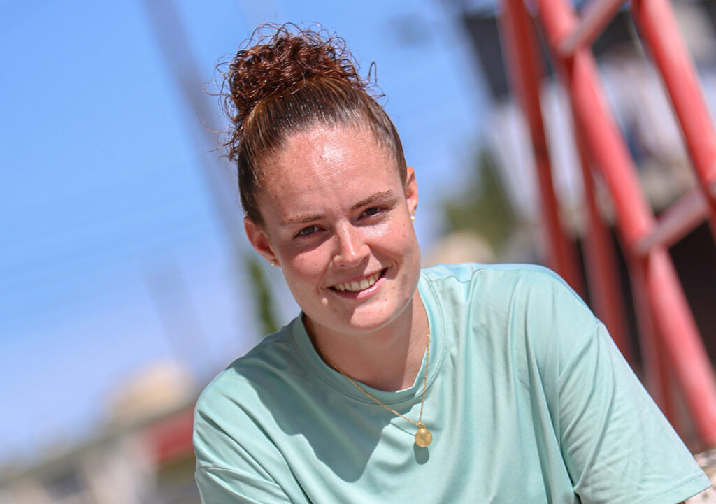 Pour les grands débuts de la section féminine du Stade Malherbe en D3, dimanche, Chloé Charlot s'assoira pour la première fois sur le banc de l'équipe première. ©Damien Deslandes