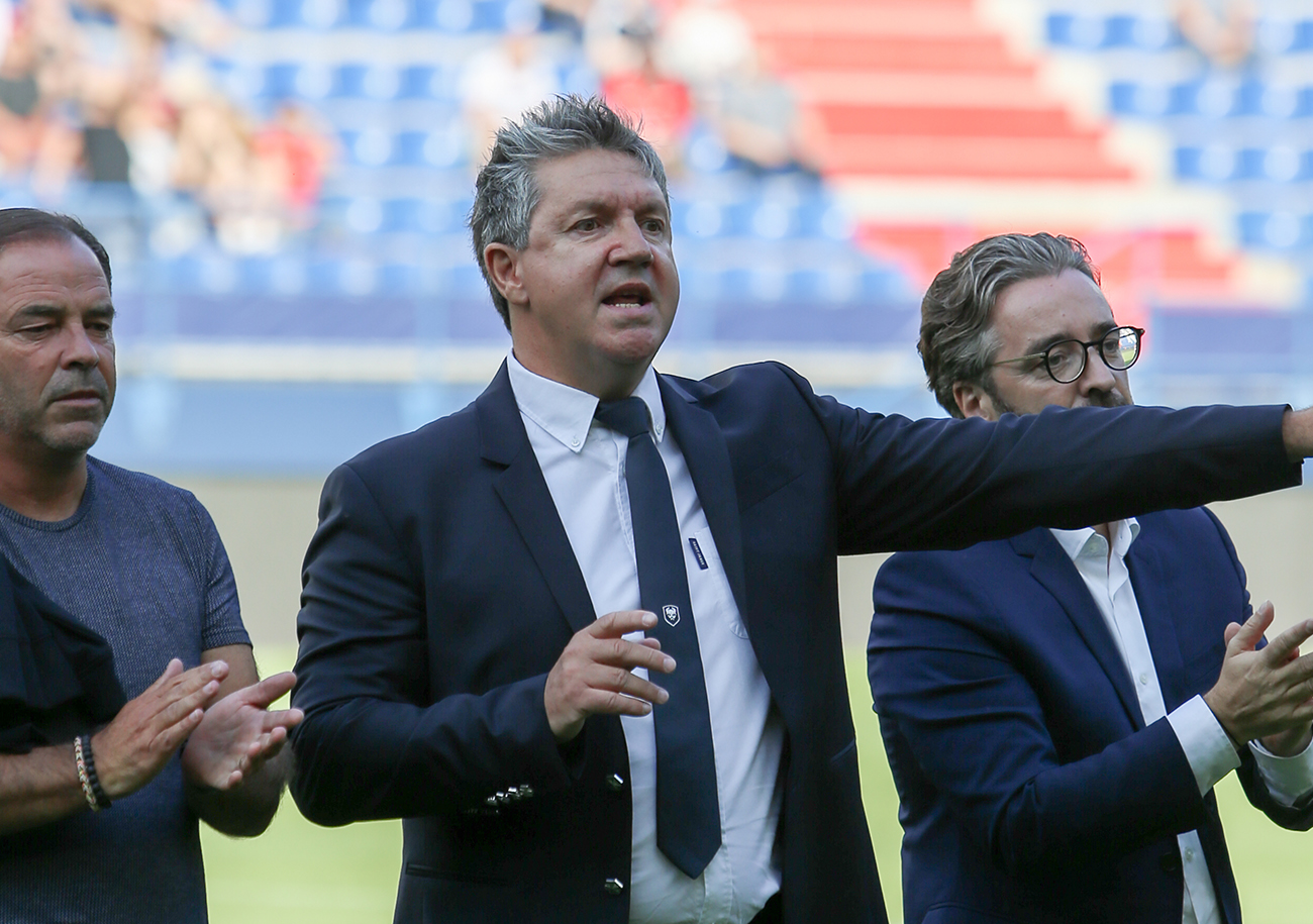 Le trio Stéphane Moulin - Olivier Pickeu - Pierre-Antoine Capton devait être celui permettant au Stade Malherbe de retrouver la Ligue 1. Si cet objectif est atteint un jour, ça se réalisera sans le technicien angevin. ©Damien Deslandes