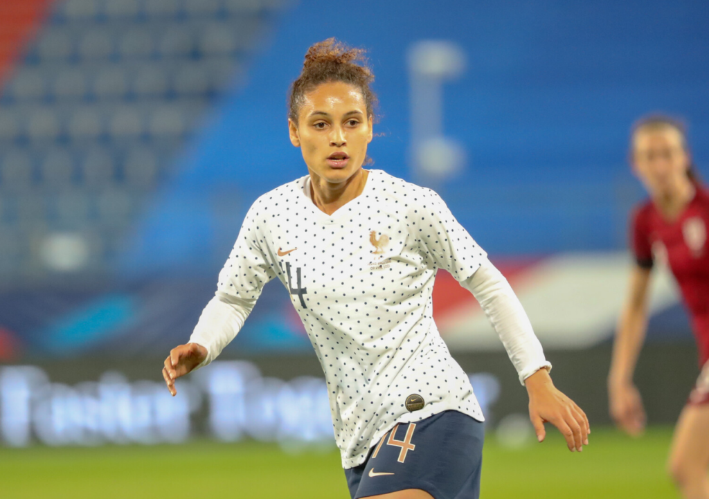 Ella Bales, che gioca qui allo Stade Michel d'Ornano con la maglia della Francia, è arrivata dal Bordeaux alla Juventus del Torino per dare nuovo slancio alla sua già impegnativa carriera.  © Damien Deslandes