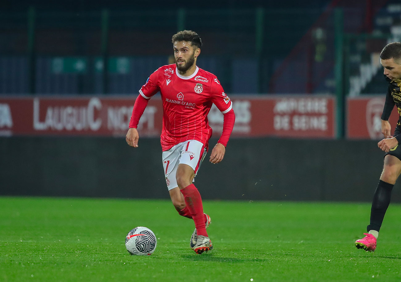 Alors qu’il a connu une cape en équipe de France U18 quand il était pensionnaire du centre de formation du Stade Rennais, Ahmad Allée a été appelé avec la sélection irakienne pour la première fois au mois de septembre. Depuis, le milieu de terrain a de nouveau été convoqué pour les rassemblements des mois d’octobre et de novembre. ©Damien Deslandes