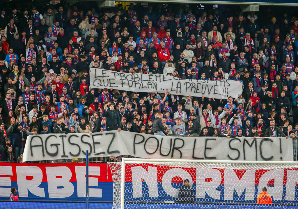 A l'image de cette banderole, le public de d'Ornano s'est montré pour une fois véhément vis-à-vis de son club. ©Damien Deslandes