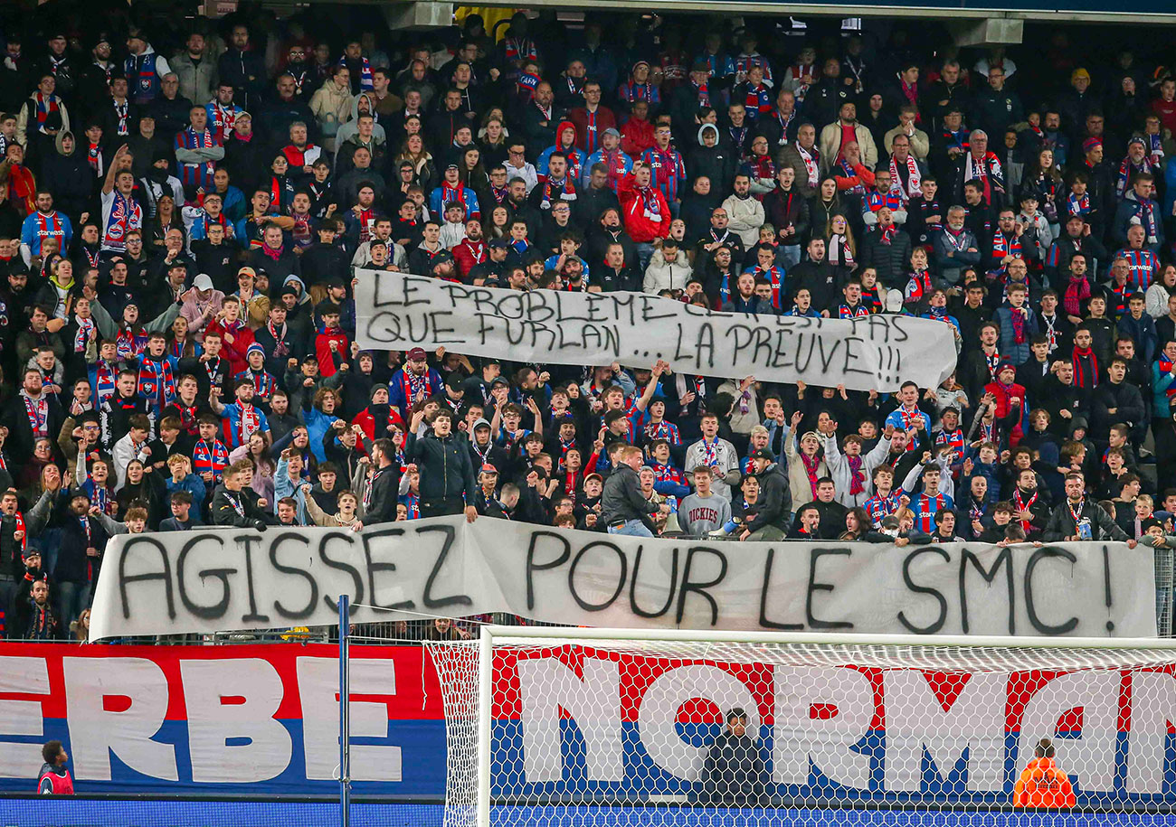 A l'image de cette banderole, le public de d'Ornano s'est montré pour une fois véhément vis-à-vis de son club. ©Damien Deslandes