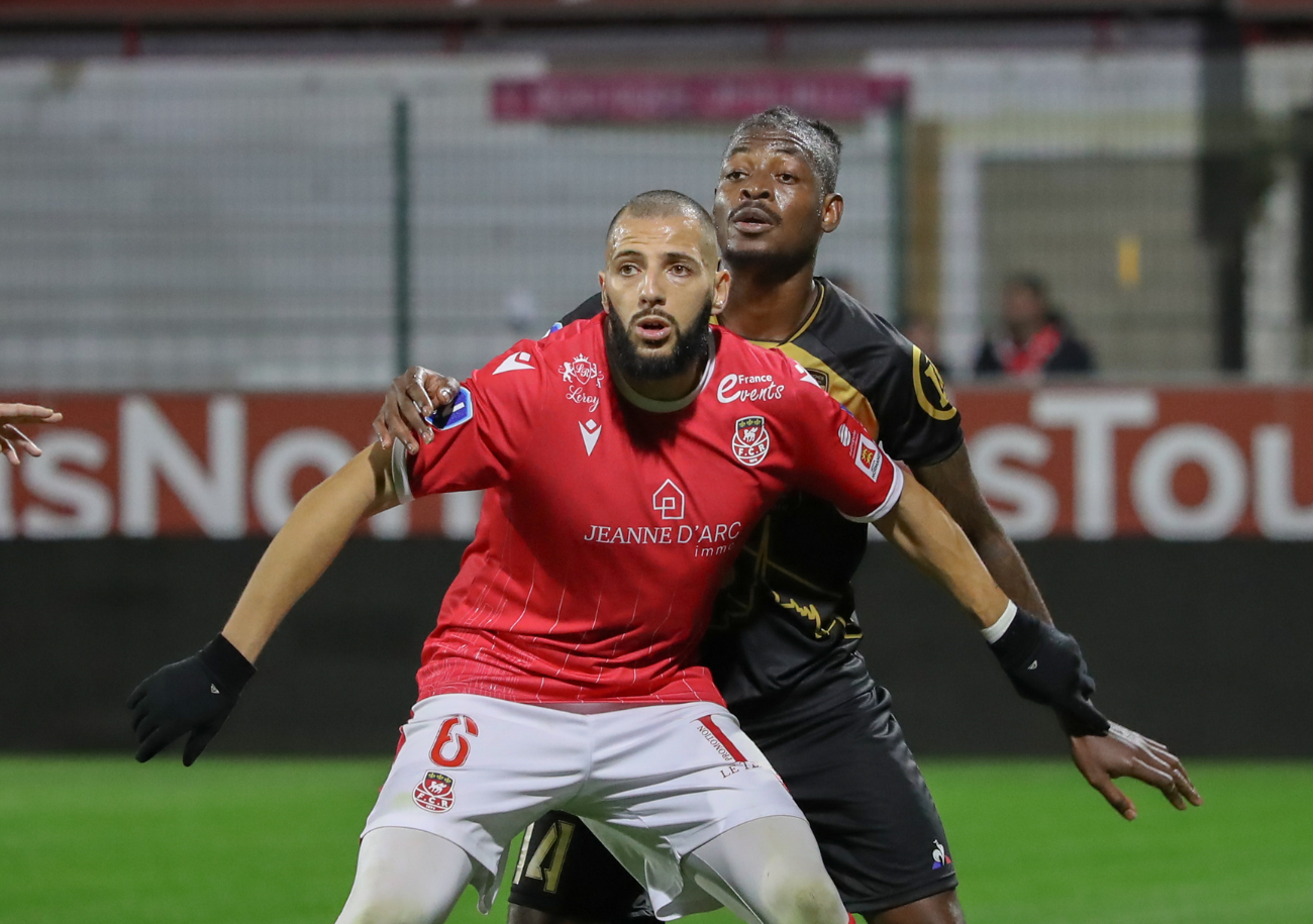 Alors que la tempête souffle fort en coulisses au FC Rouen, le milieu de terrain Mustapha Benzia préfère se focaliser sur le terrain. ©Damien Deslandes