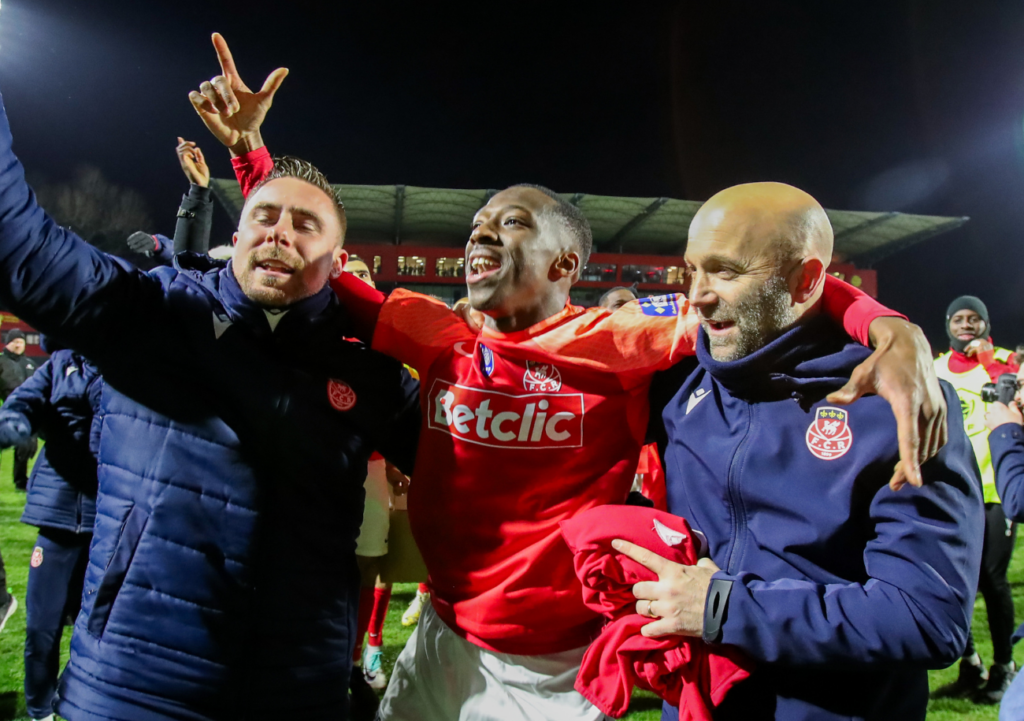 L'entraîneur du FC Rouen Maxime d'Ornano, ici à droite, ne s'inquiète pas outre mesure des départs de Christopher Ibayi et de Farès Ghedjemis. ©Damien Deslandes