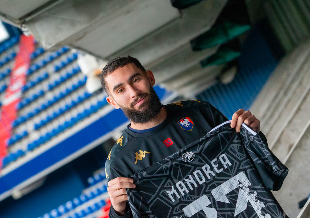 Dans un Stade d'Ornano qui est devenu son jardin, Anthony Mandrea prend la pose avec son maillot de la sélection algérienne ; le premier floqué à son nom. ©Damien Deslandes