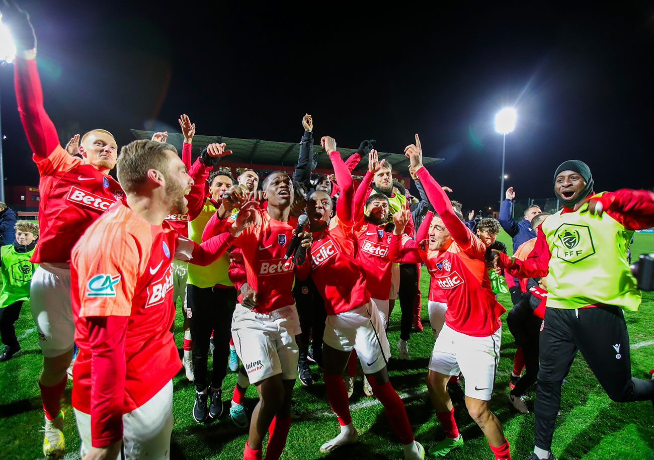 Amédé Kabongo et Lamine Sy, les pistons rouennais, mènent les célébrations de joie devant la tribune Lenoble après la qualification du FCR en 1/8e de finale de la Coupe de France. ©Damien Deslandes