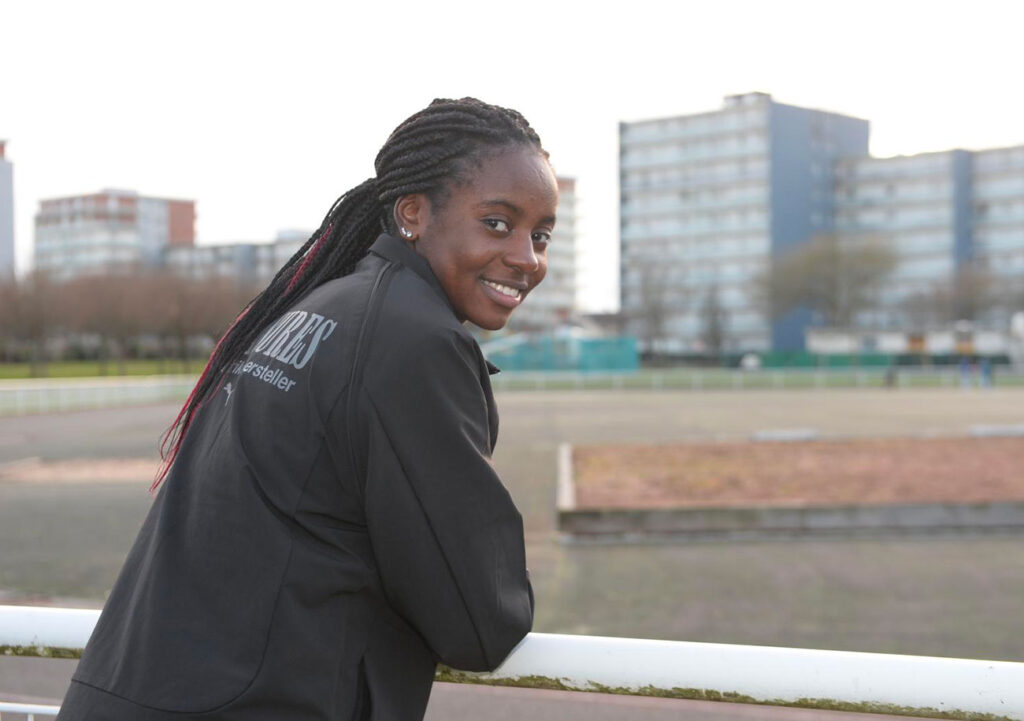 Chancelle Effa Effa prend la pose dans « son » quartier du Mont-Gaillard où elle convaincu sa maman, Sylvie, de la laisser jouer au foot. ©Emmanuel Lelaidier