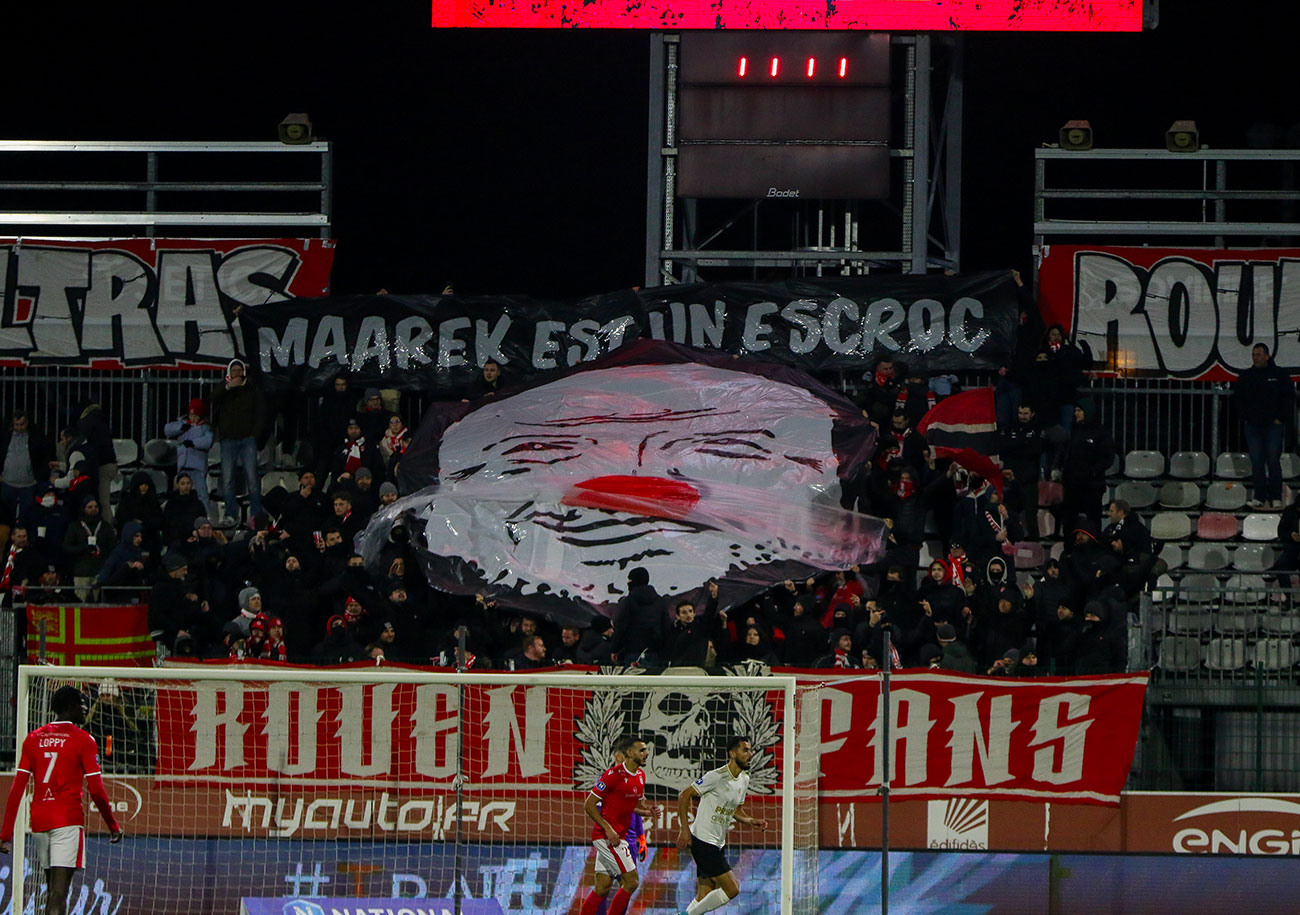 Vendredi soir, en marge de la réception de Marignane-Gignac, les banderoles et les chants hostiles au président Charles Maarek ont fleuri dans les travées de Diochon à l'image de ce tifo des Rouen Fans. ©Clémence Hédin