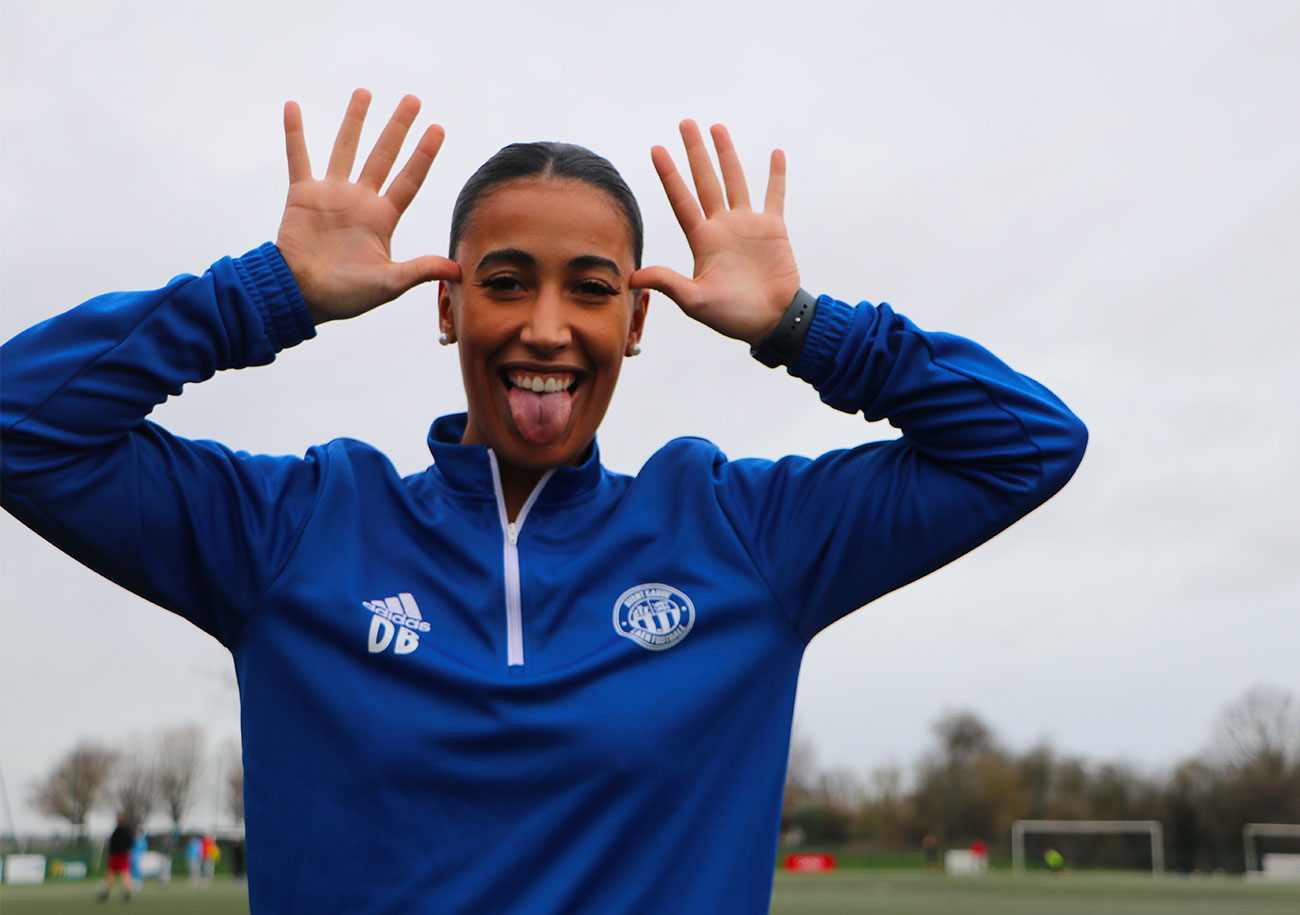 Dounia Baghit, reproduisant sa célébration quand elle marque, est l'un des atouts majeurs de l'Avant-Garde dans la course à la montée en D3.