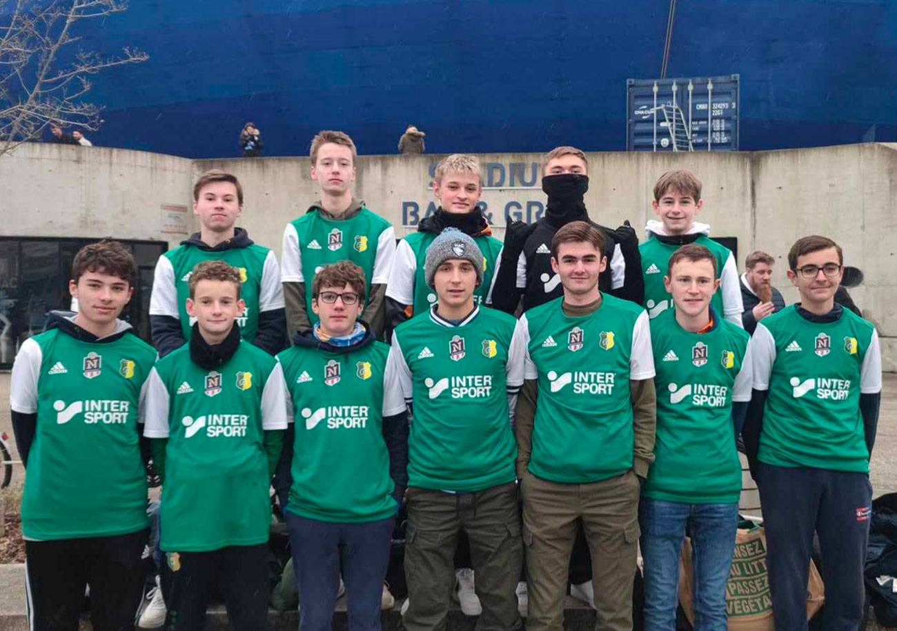 Les U15 du FC Offranville prennent la pose, avec leurs nouveaux maillots, devant le Stade Océane avant d'assister au match de L1 : le HAC - Lyon.