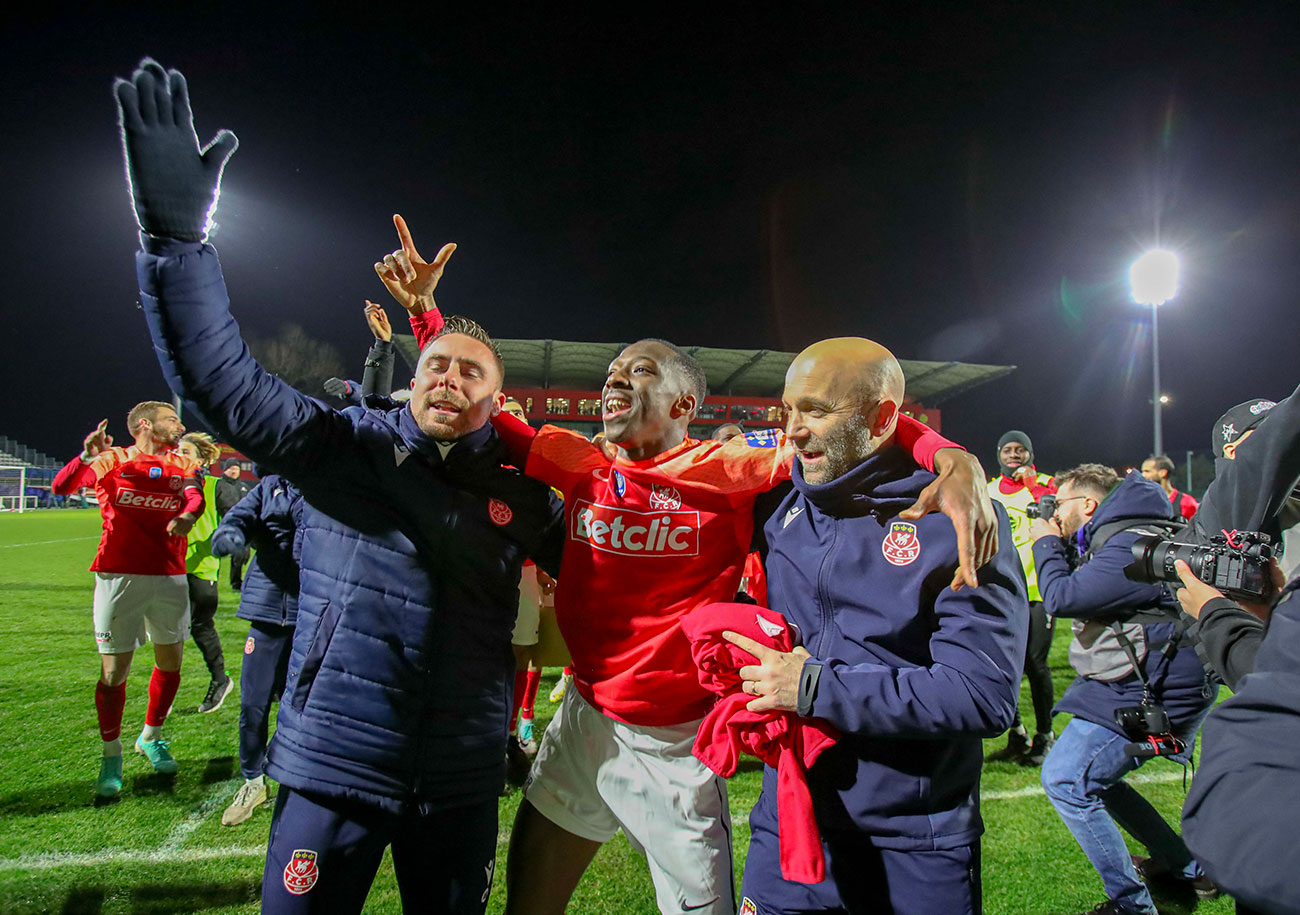 Maxime d'Ornano, heureux après la qualification du FCR pour les 1/8e de finale de la Coupe de France, sur la pelouse de Diochon en compagnie de Lamine Sy et de son adjoint, Alexandre Raulin. ©Damien Deslandes