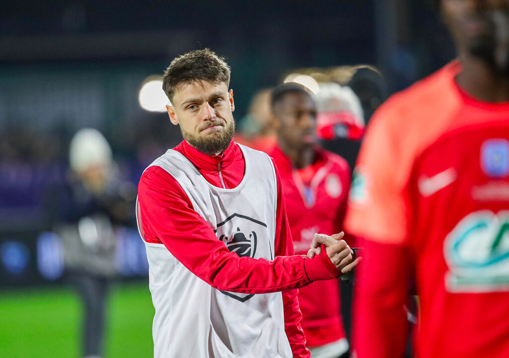 Toute la déception du FC Rouen, éliminé en quart de finale de la Coupe de France, se lit sur le visage de Mathieu Mion. ©Damien Deslandes