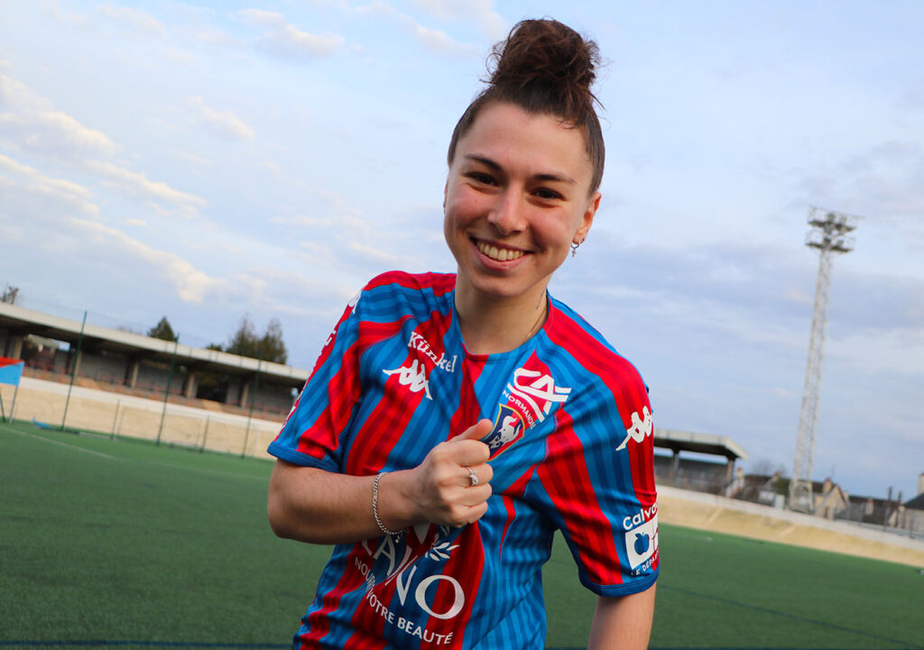 D'une saison à l'autre, Gladys Celestra est passée de la diagonale « Rouge et Blanche » de l'AS Monaco aux rayures « Rouge et Bleu » du Stade Malherbe.