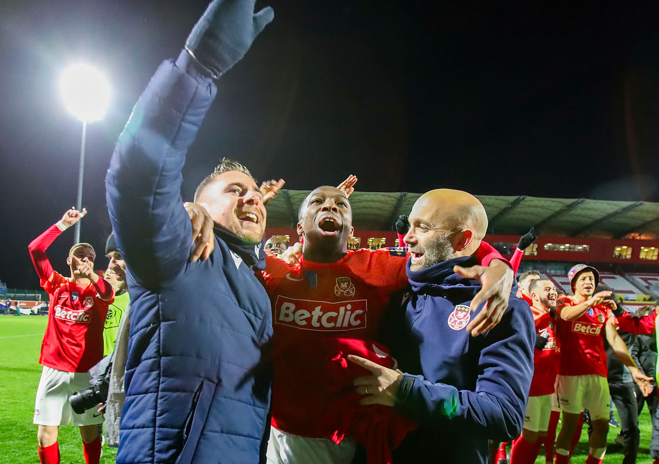 Maxime d'Ornano, ici, avec son adjoint Alexandre Raulin et Lamine Sy après la qualification contre Toulouse, est l'architecte du succès du FC Rouen cette saison. ©Damien Deslandes