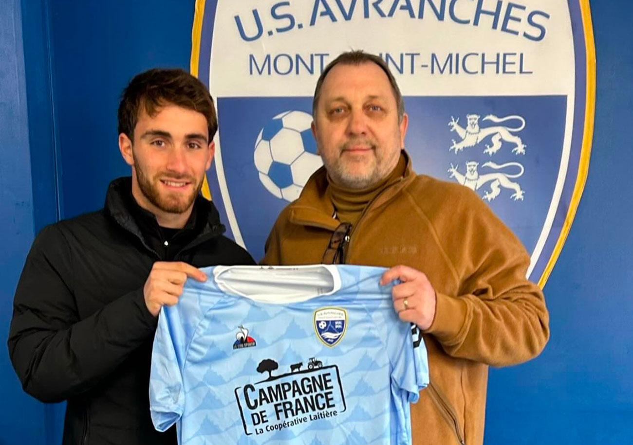 Ghjuvanni Quilichini prend la pose avec son nouveau maillot, aux côtés du directeur sportif Xavier Gravelaine.