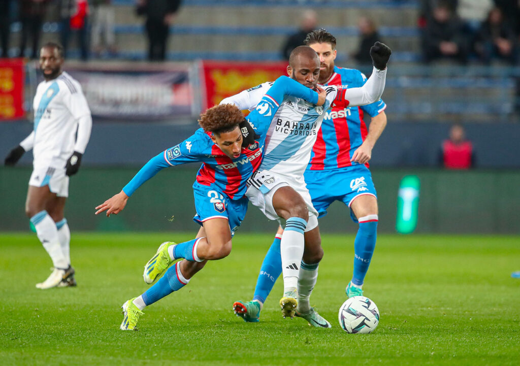 A l'image d'un Noé Lebreton freiné par Cyril Mandouki, le Stade Malherbe n'a jamais réussi à imposer sa loi au PFC. ©Damien Deslandes