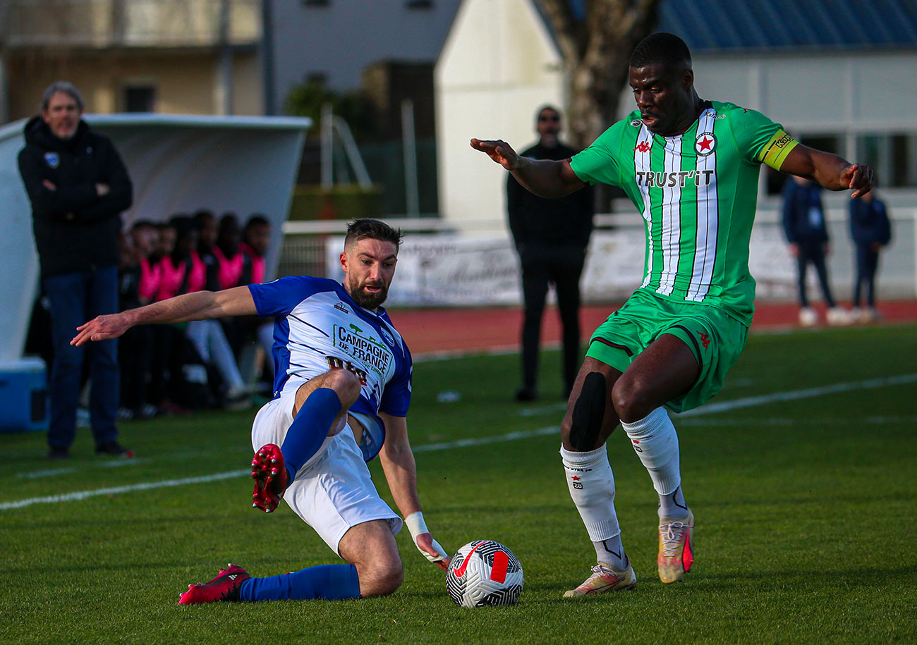 Aurélien Terreau et les Avranchinais ont tenu tête au Red Star, incontestable leader du championnat de National. ©Damien Deslandes