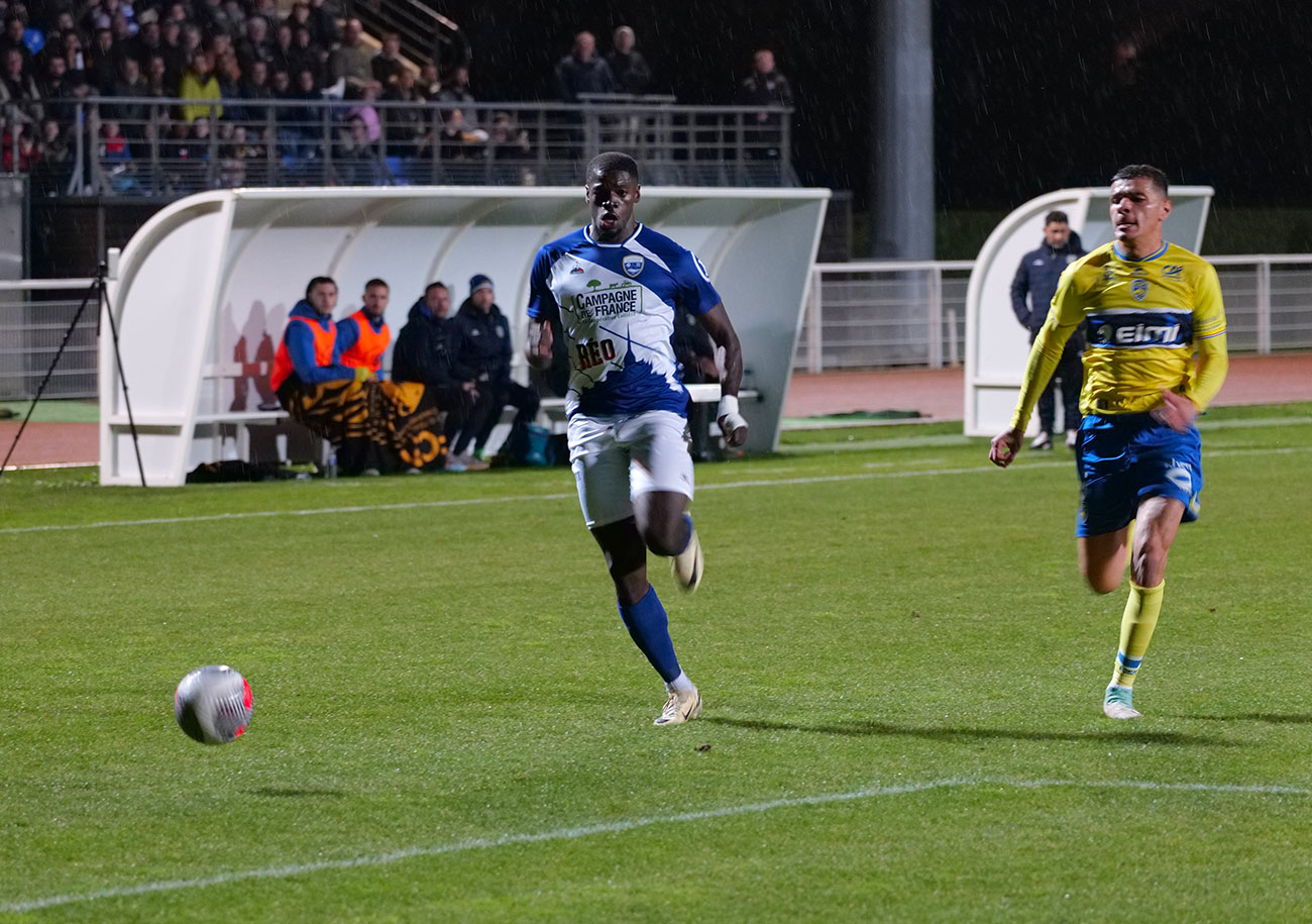 Un gardien expulsé, un but encaissé dans les arrêts de jeu, un statut de relégable qui se renforce... Très mauvaise soirée pour Steven Nsimba et l'US Avranches.