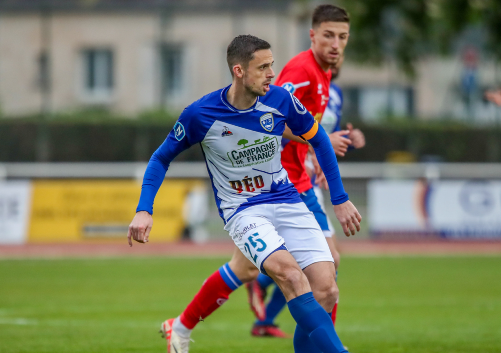 Jessy Pi et ses partenaires avranchinais ne partent pas avec la faveur des pronostics, mais leur déplacement au FC Villefranche-Beaujolais leur accorde une ultime chance de se sauver. ©Damien Deslandes