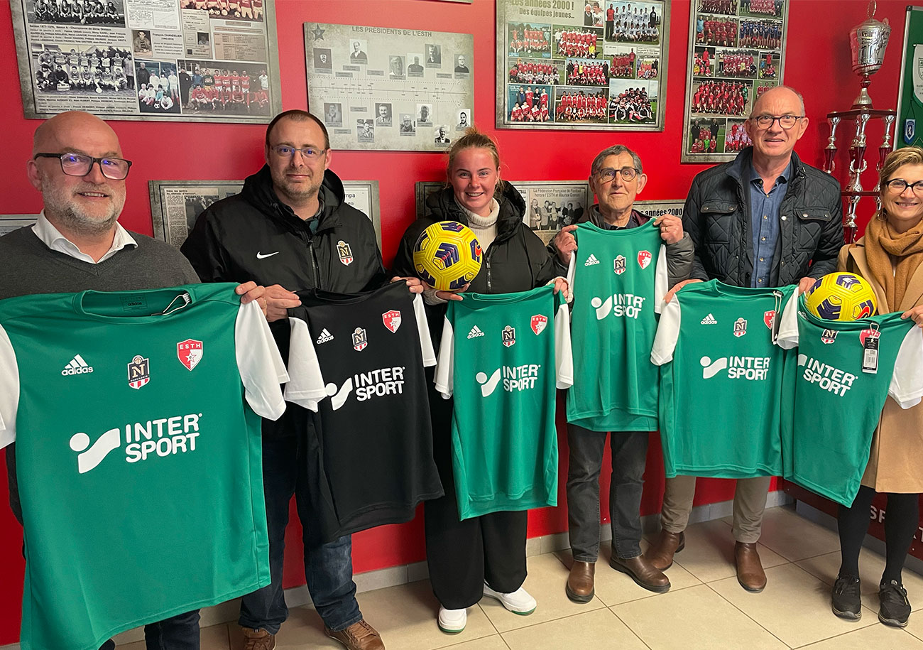 En présence de Lynda Lahalle, Conseillère régionale, l'ES Thury-Harcourt du président Sylvain Niewiadomskyj (ici, aux côtés du coach Eric Mazier, de l'éducatrice Marine Helaine, du dirigeant Daniel Choffel et du trésorier Lucien Piquet) a remporté un équipement complet.