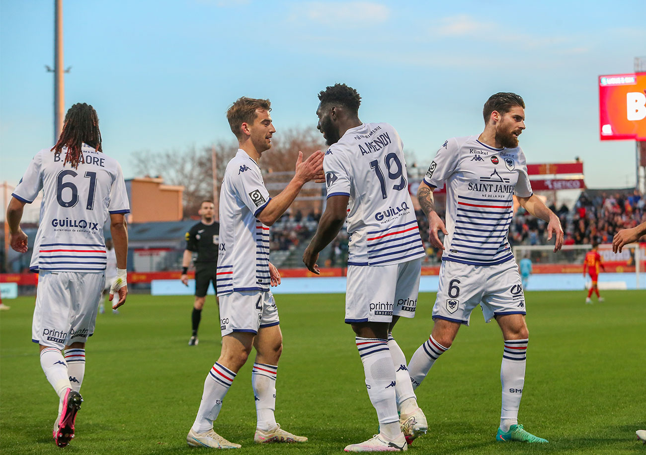 Impliqué sur les deux buts caennais le week-end dernier face à QRM, Valentin Henry - qui félicite, ici, Alexandre Mendy - semble s'épanouir offensivement dans ce rôle de piston dans le couloir droit. ©Damien Deslandes