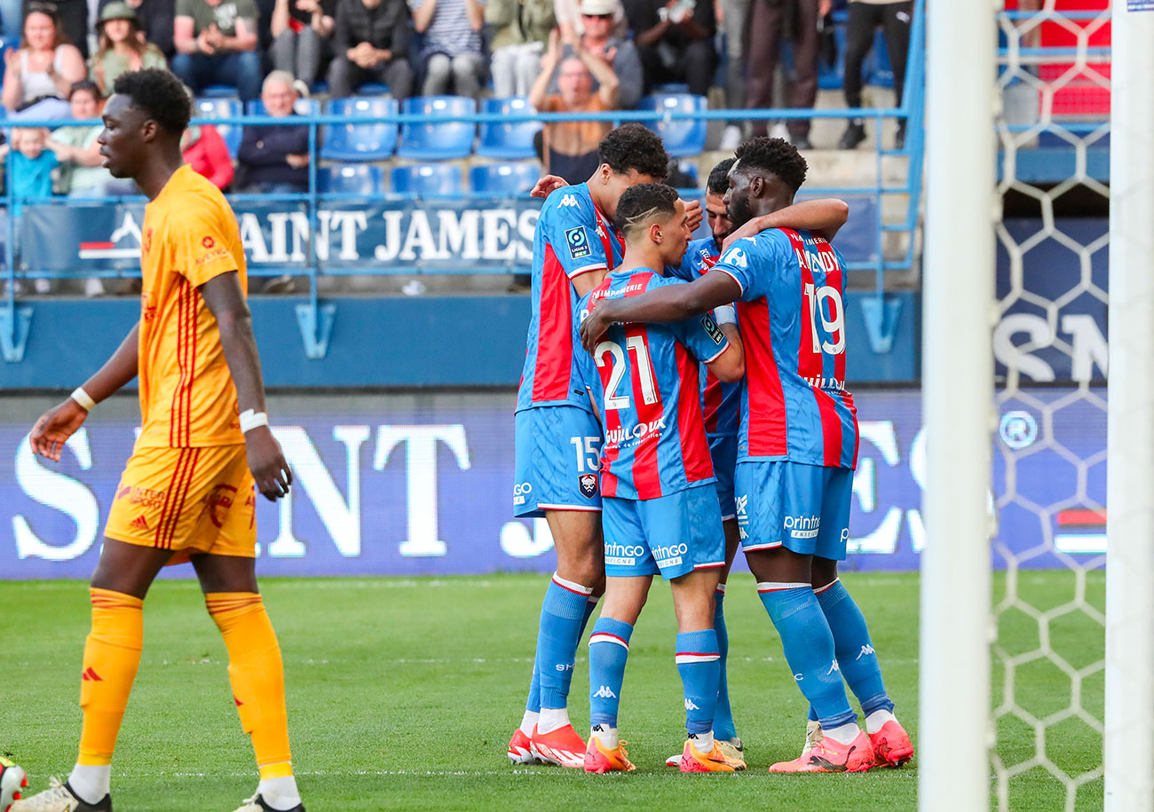 En s'imposant aux dépens de Rodez, le Stade Malherbe d'Ali Abdi, Bilal Brahimi et Alexandre Mendy remonte en 6e position, à deux longueurs de la 4e place. ©Damien Deslandes