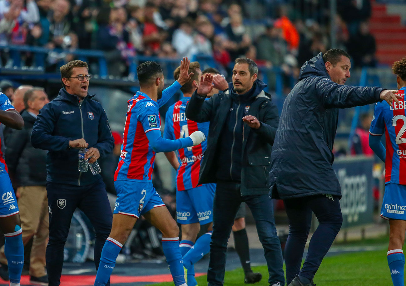 Nicolas Seube félicite Ali Abdi, grand artisan de la victoire du Stade Malherbe aux dépens d'Annecy en inscrivant notamment son neuvième but cette saison. ©Damien Deslandes