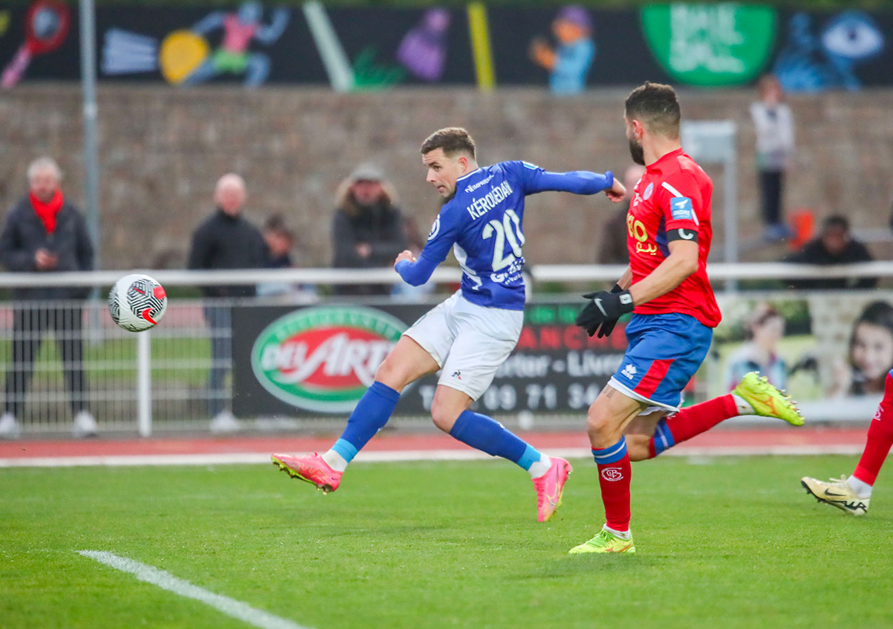 Profitant d'une sortie hasardeuse de Brice Cognard, le gardien castelroussin, Alan Kérouedan a signé son 15e but de la saison, devenant le meilleur buteur du championnat. ©Damien Deslandes