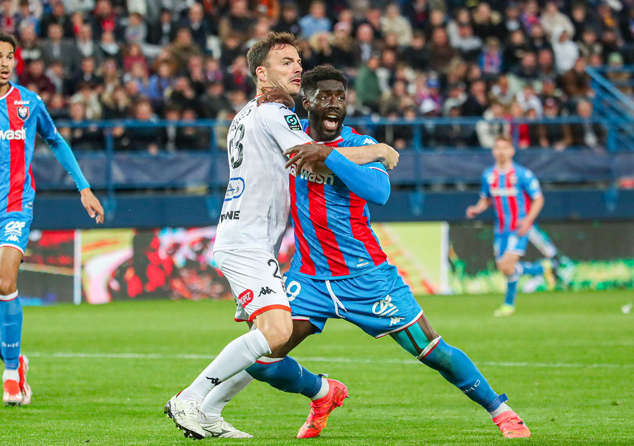 A deux ans de la fin de son contrat, pas certain qu'Alexandre Mendy ferraille toujours avec les défenseurs de Ligue 2 sous le maillot du Stade Malherbe la saison prochaine. ©Damien Deslandes