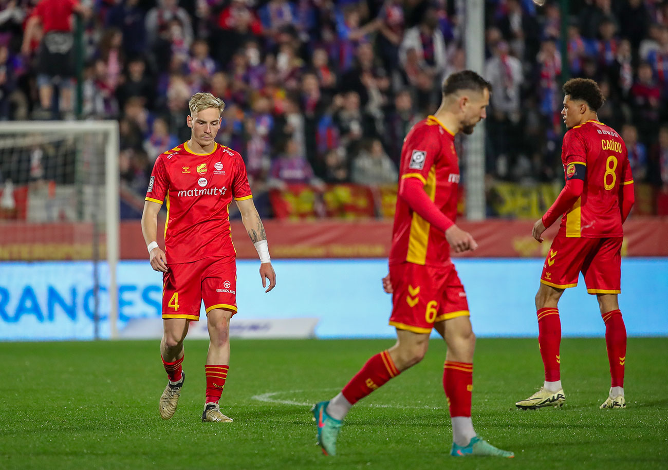 Balthazar Pierret, Noah Cadiou et Antoine Batisse ont la tête basse. Après trois saisons en Ligue 2, QRM retrouvera le championnat de National. ©Damien Deslandes