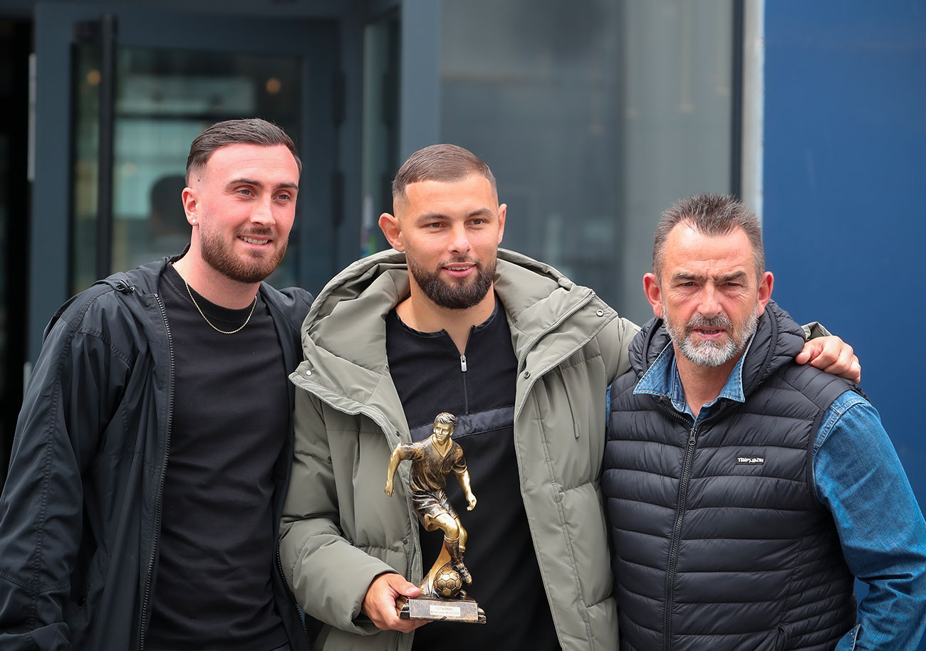 Vincent Laigneau, ici, lors de la cérémonie des Trophées du N3 Normand, ne sera plus l'entraîneur du gardien Romain Hanquinquant et de l'attaquant Hakim El Hamdaoui à la tête de l'US Alençon la saison prochaine. ©Damien Deslandes