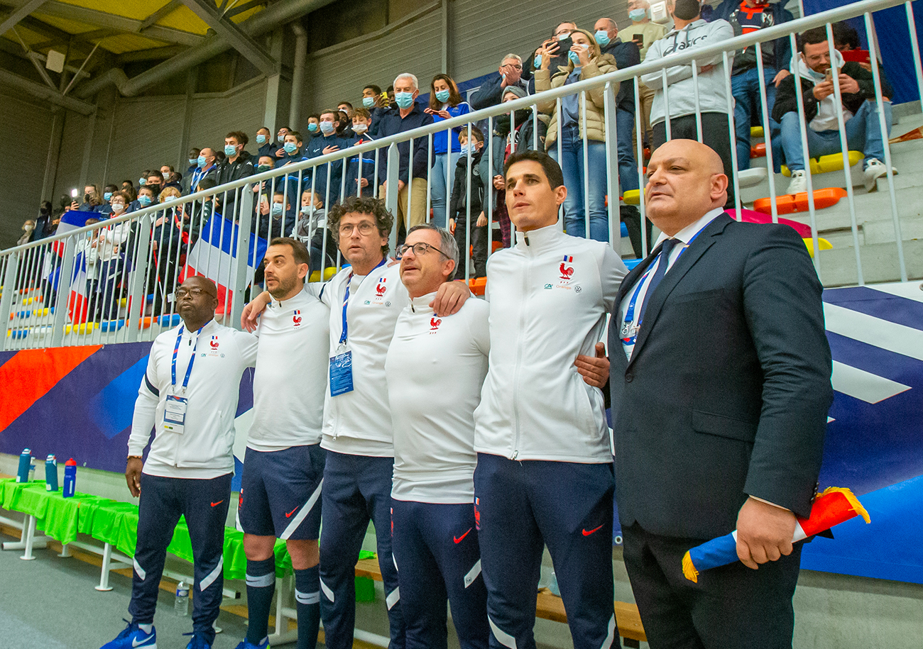 Clément Lerebours (deuxième en partant de la droite) est le sélectionneur de l'équipe de France U19 de futsal depuis 2020. ©Damien Deslandes