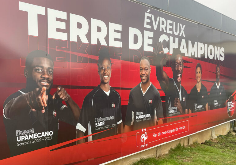 En marge de la conférence de presse, ce mercredi matin, l'EFC 27 a inauguré une fresque où l'on peut voir plusieurs joueuses et joueurs professionnels passés par la formation ébroïcienne.