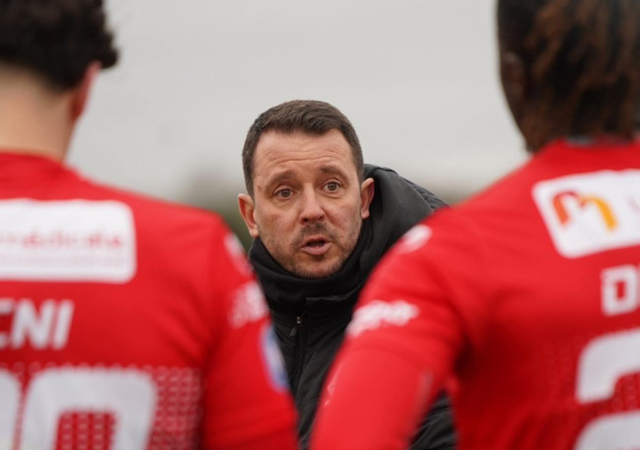 En poste depuis l'exercice 2020-2021, Tony Rouillon ne sera plus l'entraîneur du FC Flers à l'issue de la saison. ©FC Flers