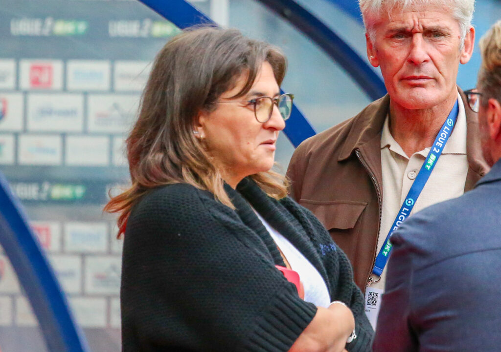 Fayza Lamari a indiqué qu'un nouvel entraîneur, connaissant le championnat National, serait prochainement nommé sur le banc du Stade Malherbe. ©Damien Deslandes