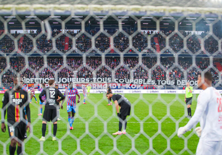« Direction, joueurs : tous coupables, tous dehors ». Voici le sentiment qui anime tous les amoureux du Stade Malherbe, ce vendredi soir, après la relégation de leur club préféré en National. ©Damien Deslandes
