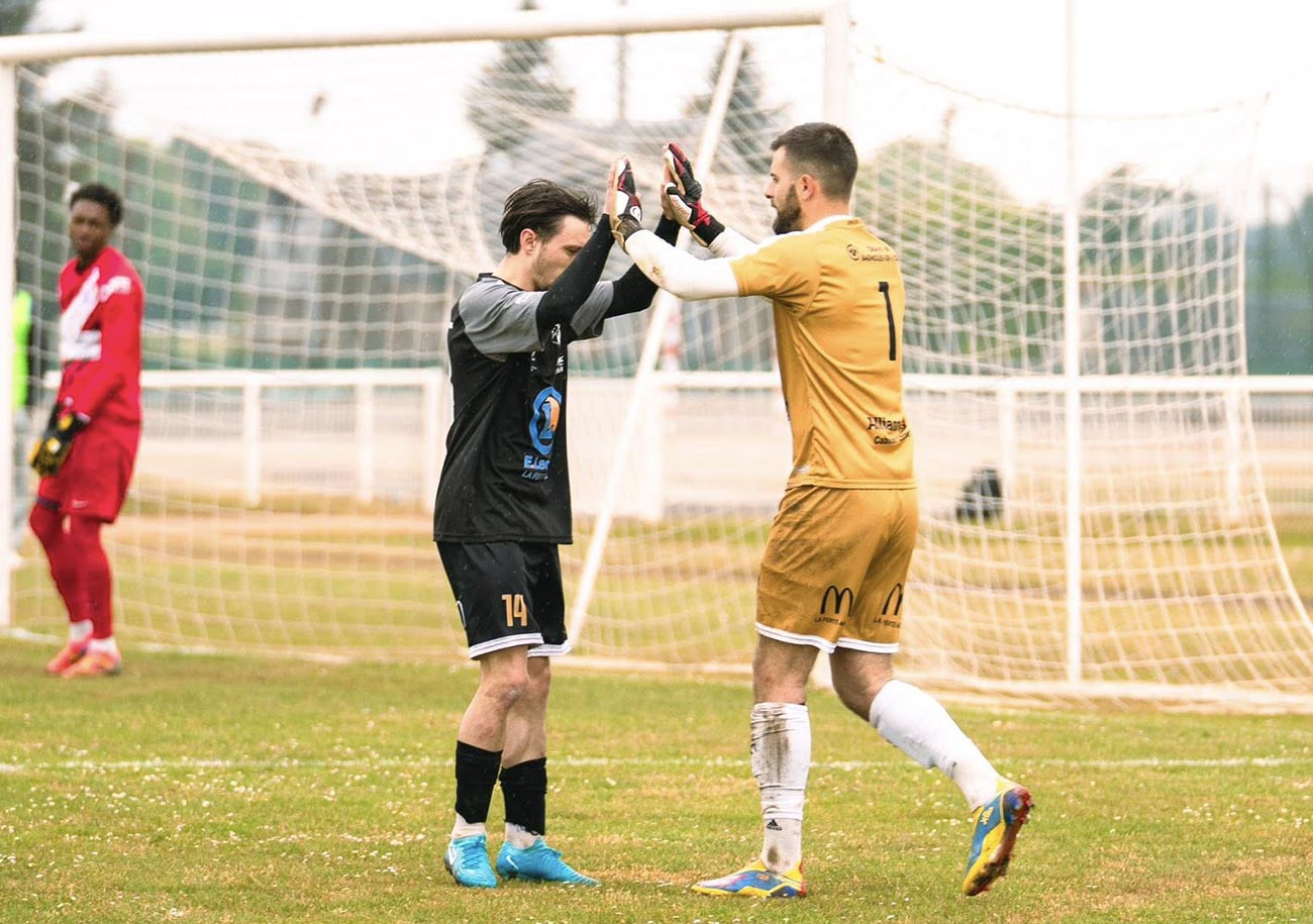Avec son 1,90 m, Corentin Lelièvre, ici en compagnie de son coéquipier Pierre Guesnon durant la séance de tirs au but face à Saint-Marcel, possède un avantage de taille selon son entraîneur Stéphane Périnet. ©JFB