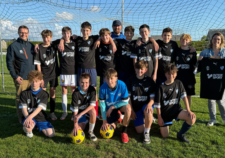 Comme les U15 du Groupement Sportif de la Côte de l'Espace, joue et remporte un équipement complet (maillots, shorts, chaussettes + ballons) grâce à notre jeu-concours.
