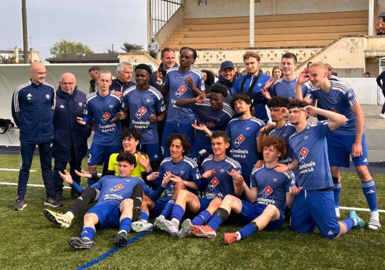 Les U18 du FC Saint-Lô après leur victoire à Mondeville le 26 avril (8-0). Succès qui leur a assuré le titre de R1 ainsi qu'une promotion en U19 Nationaux. ©FC Saint-Lô