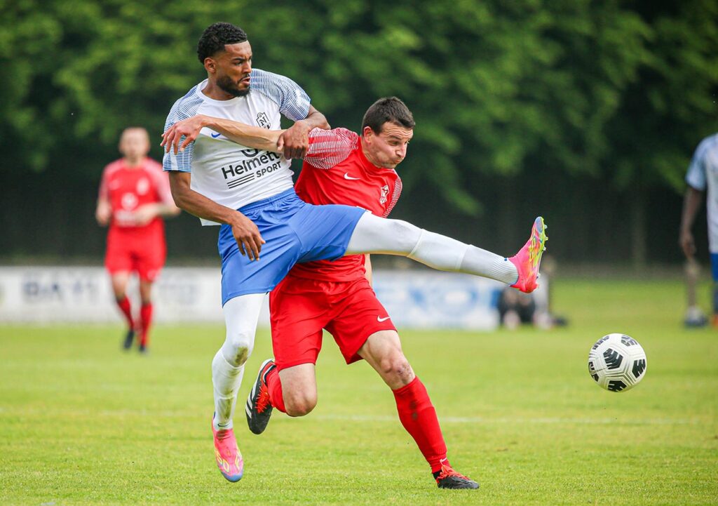 Dans un duel à couper au couteau, ce sont les "Cheminots" du Stade Sottevillais qui remportent la Coupe de Normandie 2025 face à la Jeunesse Fertoise Bagnoles. ©Damien Deslandes