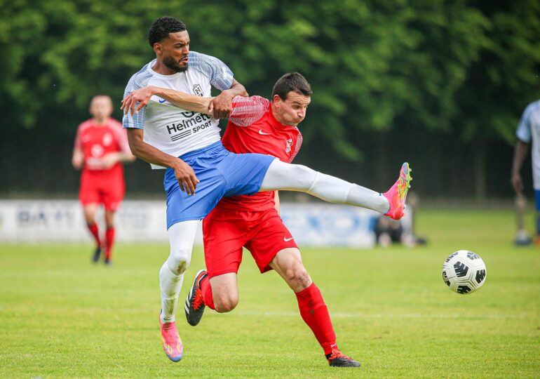 Dans un duel à couper au couteau, ce sont les "Cheminots" du Stade Sottevillais qui remportent la Coupe de Normandie 2025 face à la Jeunesse Fertoise Bagnoles. ©Damien Deslandes