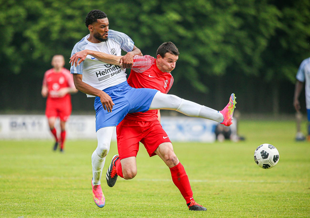 Dans un duel à couper au couteau, ce sont les "Cheminots" du Stade Sottevillais qui remportent la Coupe de Normandie 2025 face à la Jeunesse Fertoise Bagnoles. ©Damien Deslandes
