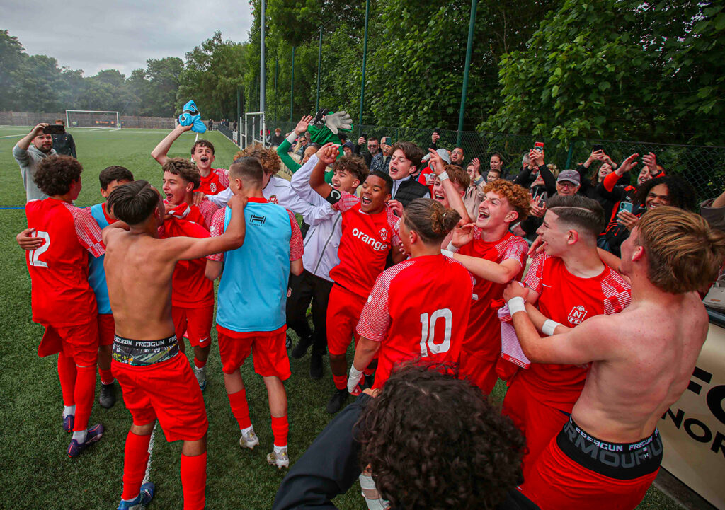 La communion des jeunes joueurs du FCR avec leurs supporters après avoir remporté la Coupe de Normandie. ©Damien Deslandes
