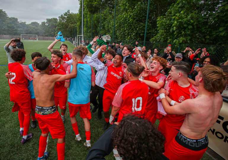 La communion des jeunes joueurs du FCR avec leurs supporters après avoir remporté la Coupe de Normandie. ©Damien Deslandes