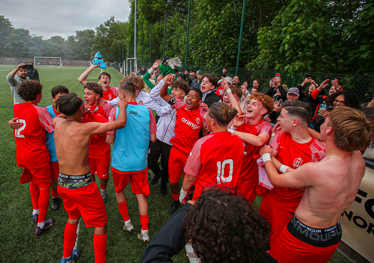 La communion des jeunes joueurs du FCR avec leurs supporters après avoir remporté la Coupe de Normandie. ©Damien Deslandes