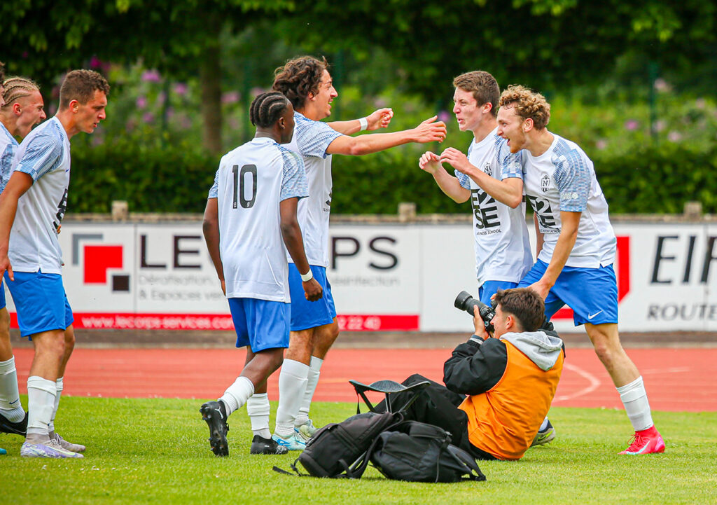 En égalisant de la tête juste avant la pause, Alex Roncier Lemée a remis le FC Saint-Lô dans la course au titre. ©Damien Deslandes