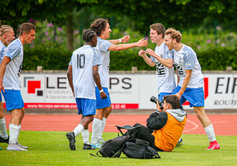 En égalisant de la tête juste avant la pause, Alex Roncier Lemée a remis le FC Saint-Lô dans la course au titre. ©Damien Deslandes